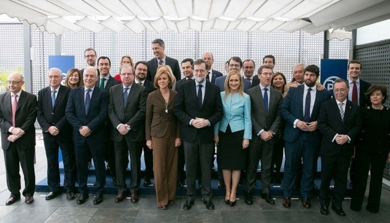 Rajoy posa con los dirigentes del PP.