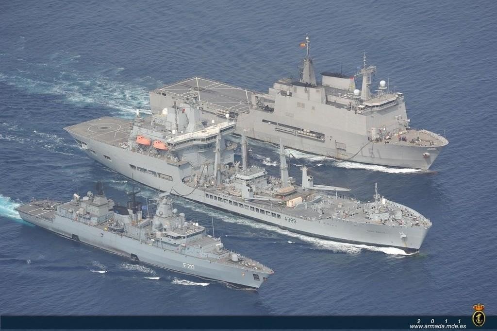 El buque  L-51 &#39;Galicia&#39; junto a otras unidades de la Operación Atalanta.