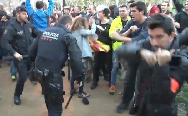 Carga de los Mossos contra asaltantes del reciento del Parlament de Cataluña.
