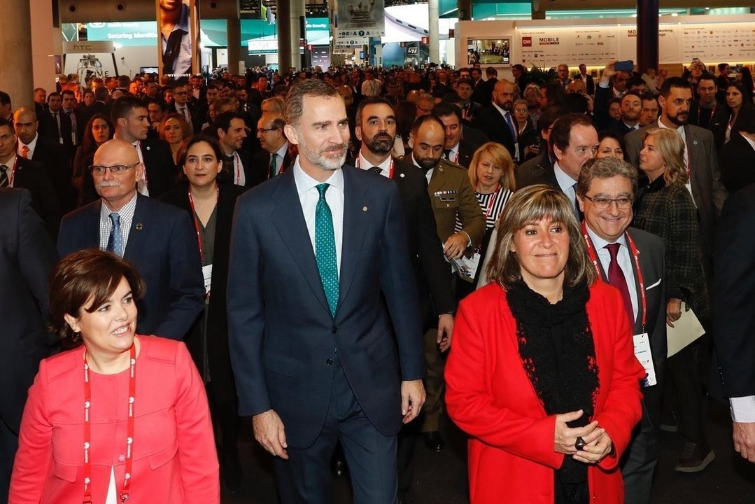 Felipe VI en el Mobile World Congress, con Ada Colau detrás.