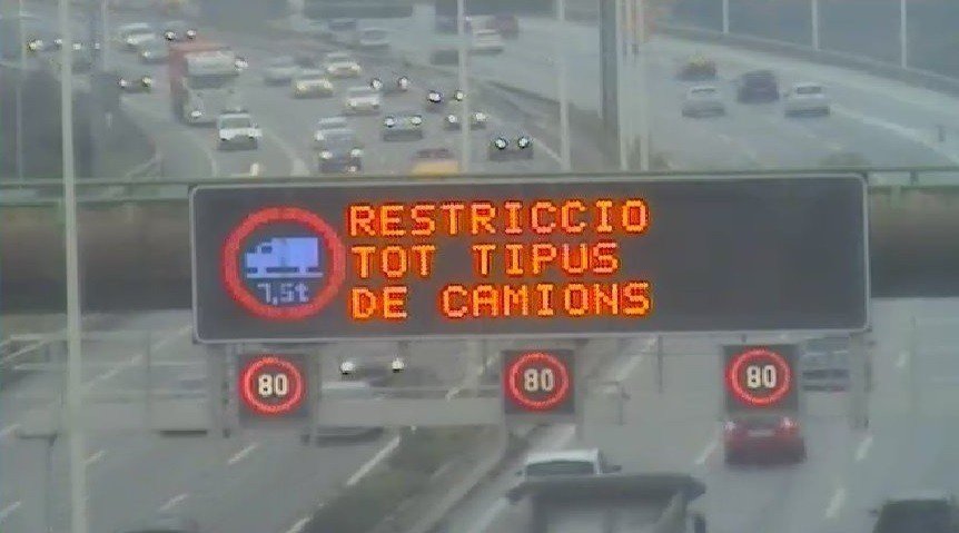 Panel informativo en una carretera de Cataluña.