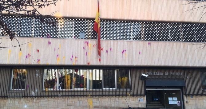 Comisaría de la Policía Nacional en Terrasa (Barcelona), atacada con pintura.