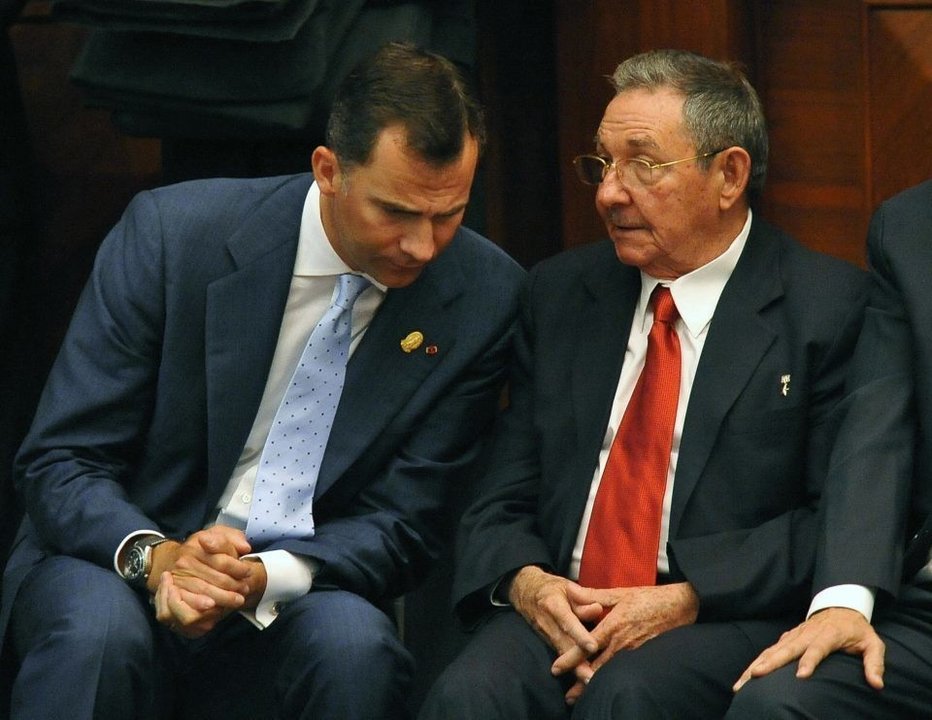 Felipe VI y Raúl Castro en una imagen de archivo.