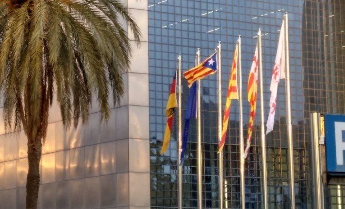 Consulado alemán en Barcelona, con una estelada izada.