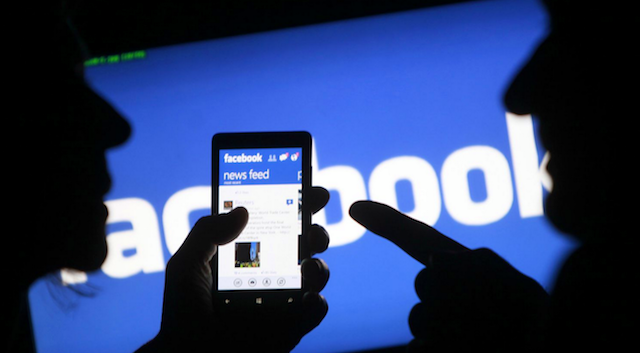 Dos personas utilizando la aplicaci&oacute;n m&oacute;vil de Facebook.