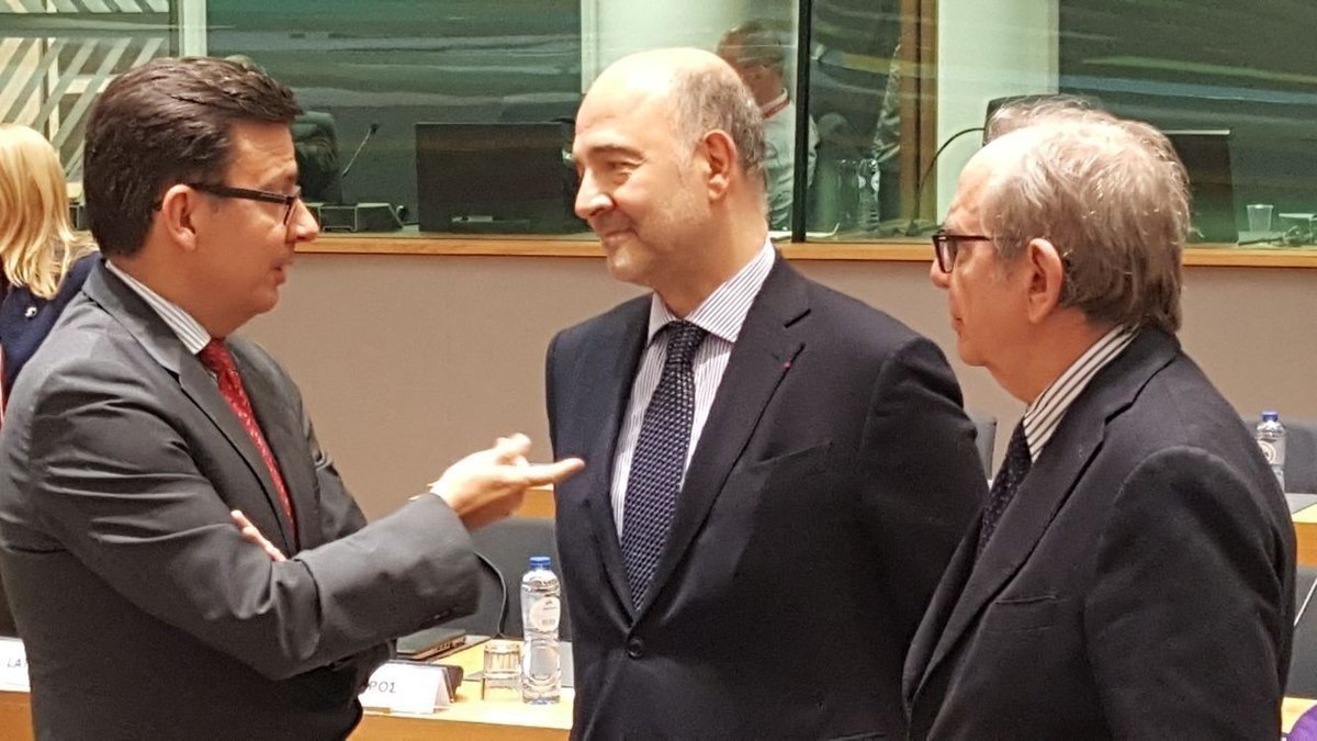 Román Escolano, con el comisario europeo de Economía Pierre Moscovici.
