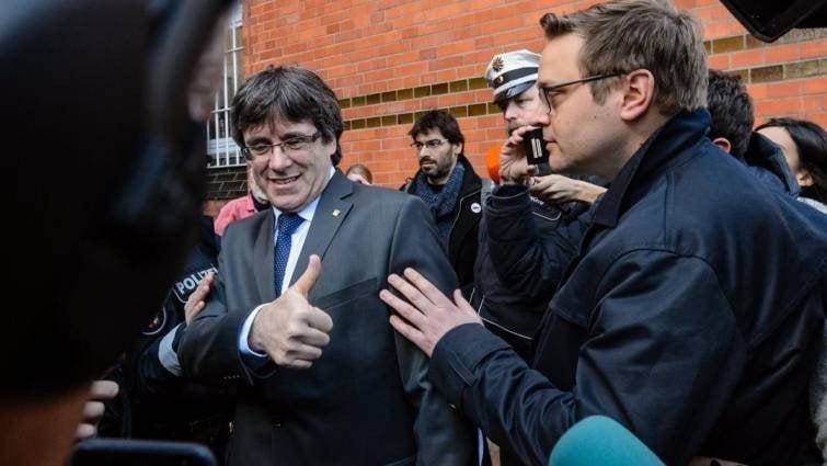 Puigdemont atiende a los medios tras su puesta en libertad.