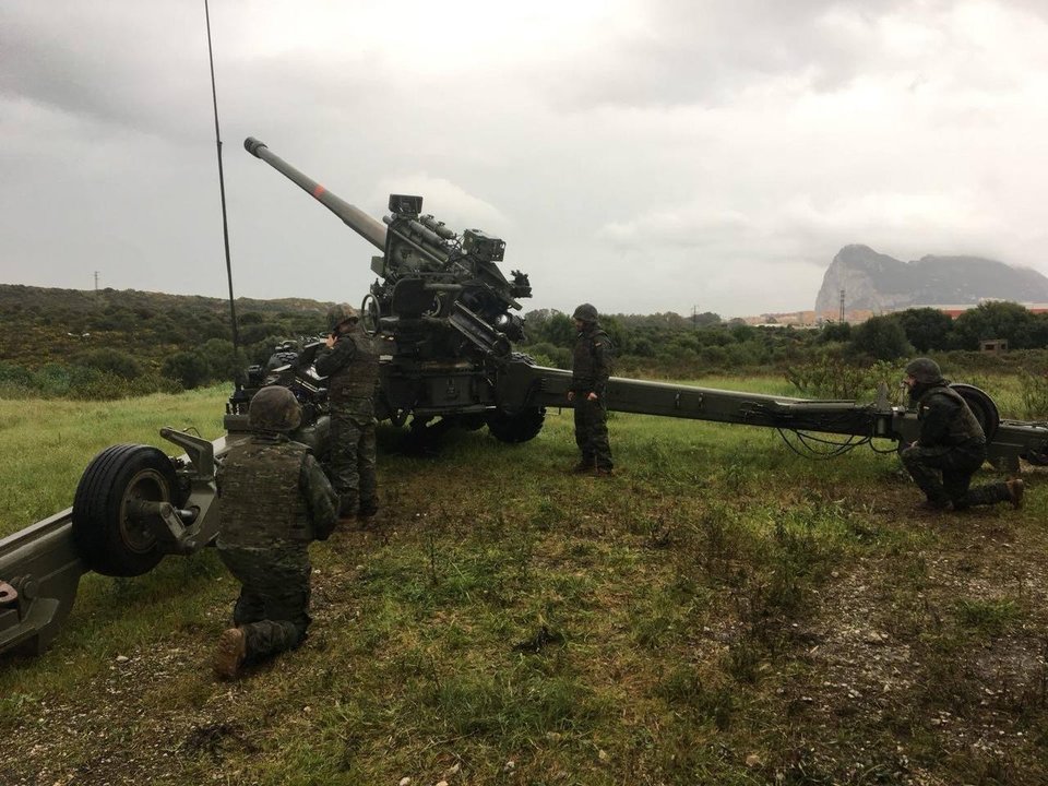 Pieza de artillería del Ejército de Tierra con el Peñón de Gibraltar al fondo.