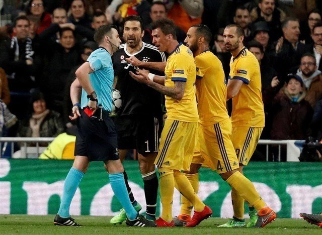 Buffon protesta al árbtitro el penalti a favor del Real Madrid.