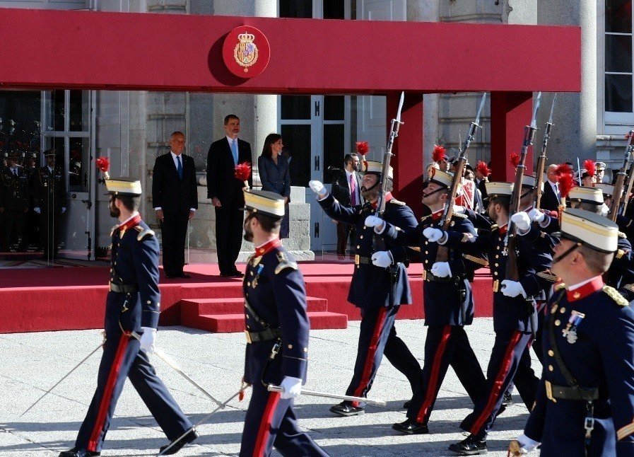 La Guardia Real pasa ante los reyes y el presidente de Portugal.