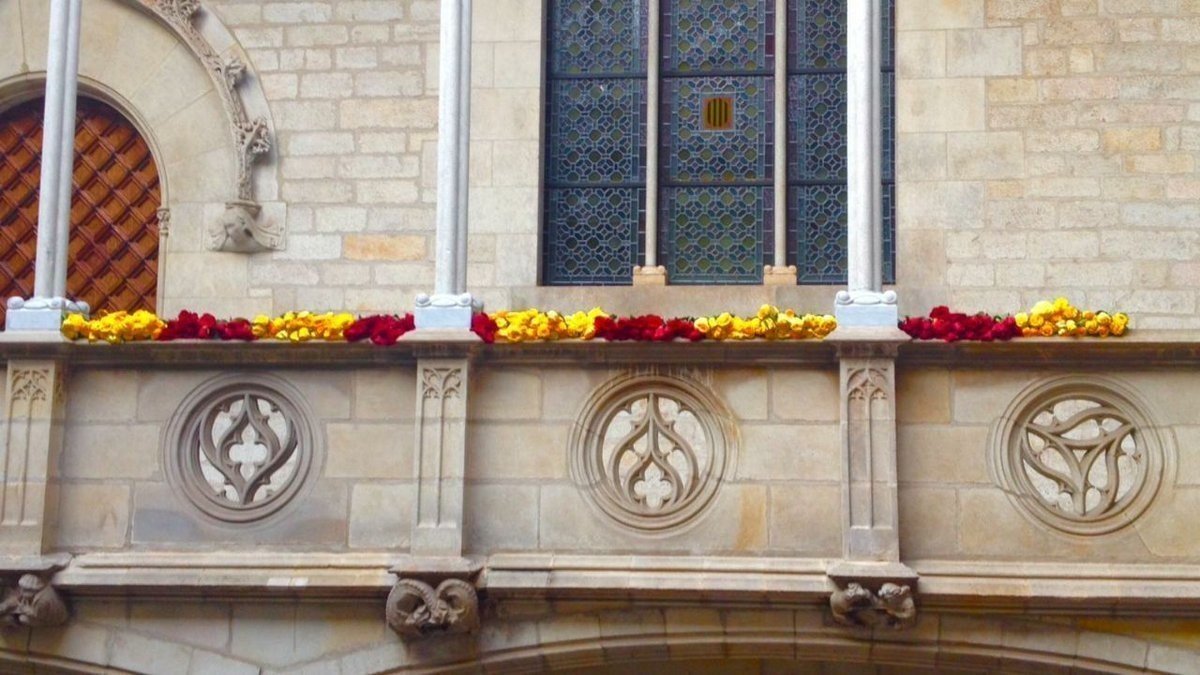 Flores en el Palau de la Generalitat (Foto: @ADIC_PRE).