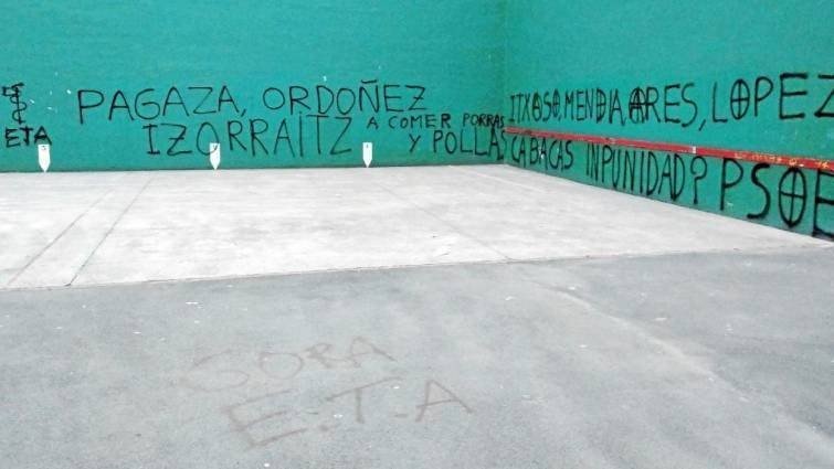 Pintadas contra víctimas de ETA en Hernani