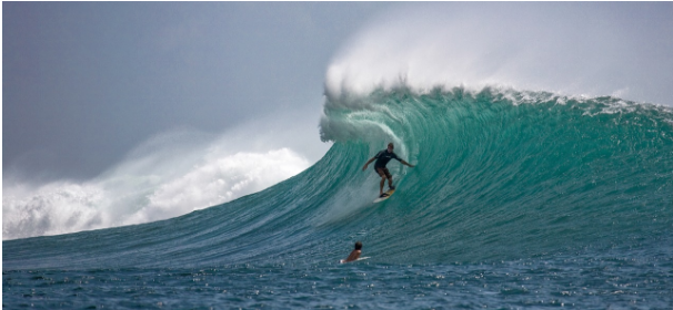 Un hombre haciendo surf