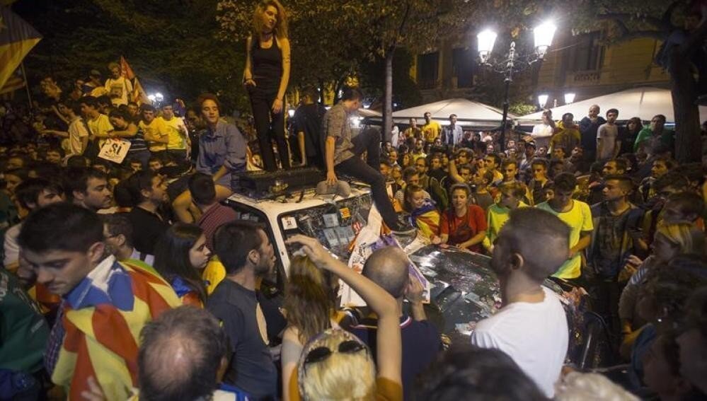 Manifestantes encima de un veh&iacute;culo de la Guardia Civil en la Consejer&iacute;a de Econom&iacute;a de Catalu&ntilde;a.