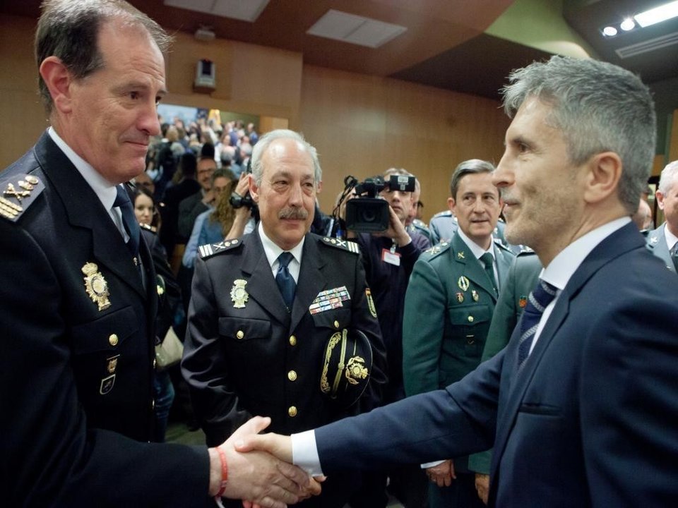 El ministro Grande-Marlaska, con mandos de la Policía Nacional y la Guardia Civil.