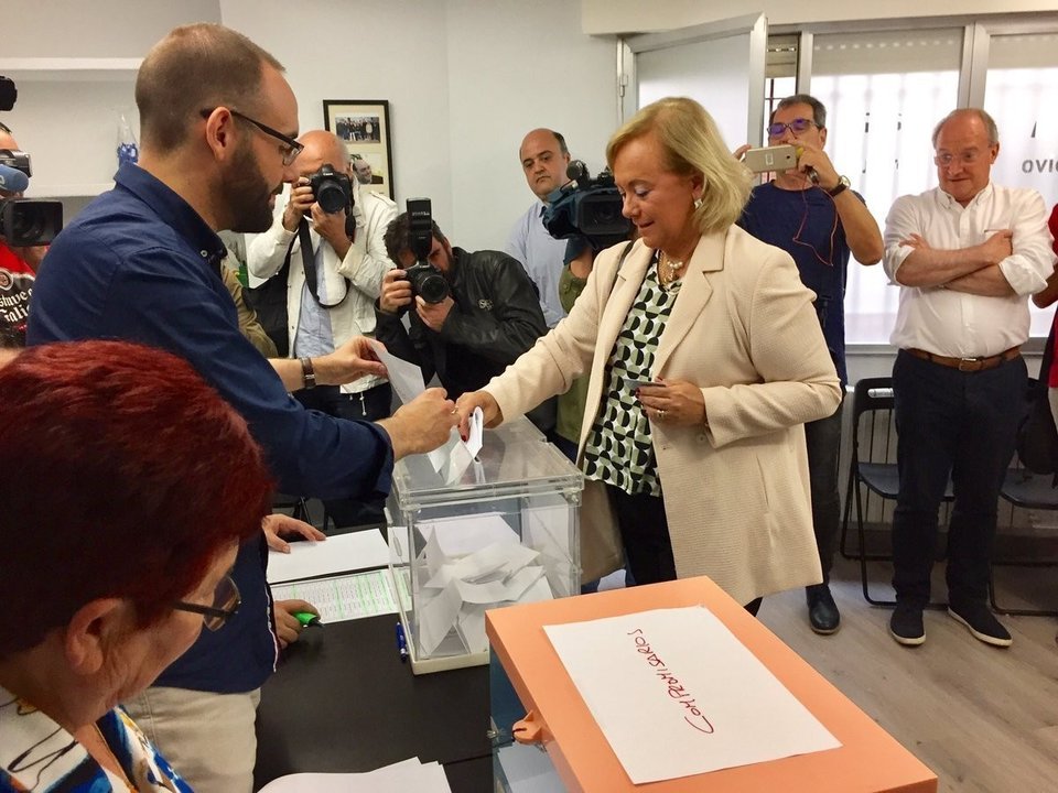 La presidenta del PP de Asturias, Mercedes Fernández, vota en las primarias.