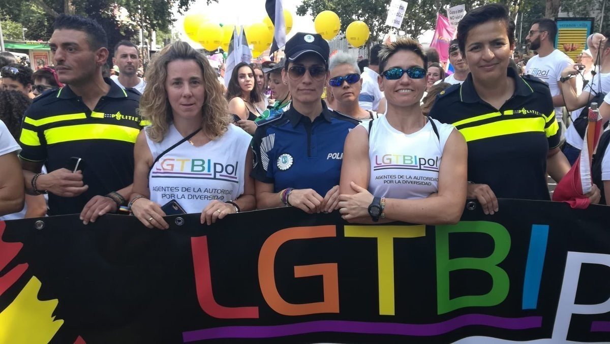 Agente de la Policía Municipal de Madrid en la marcha del Orgullo Gay.