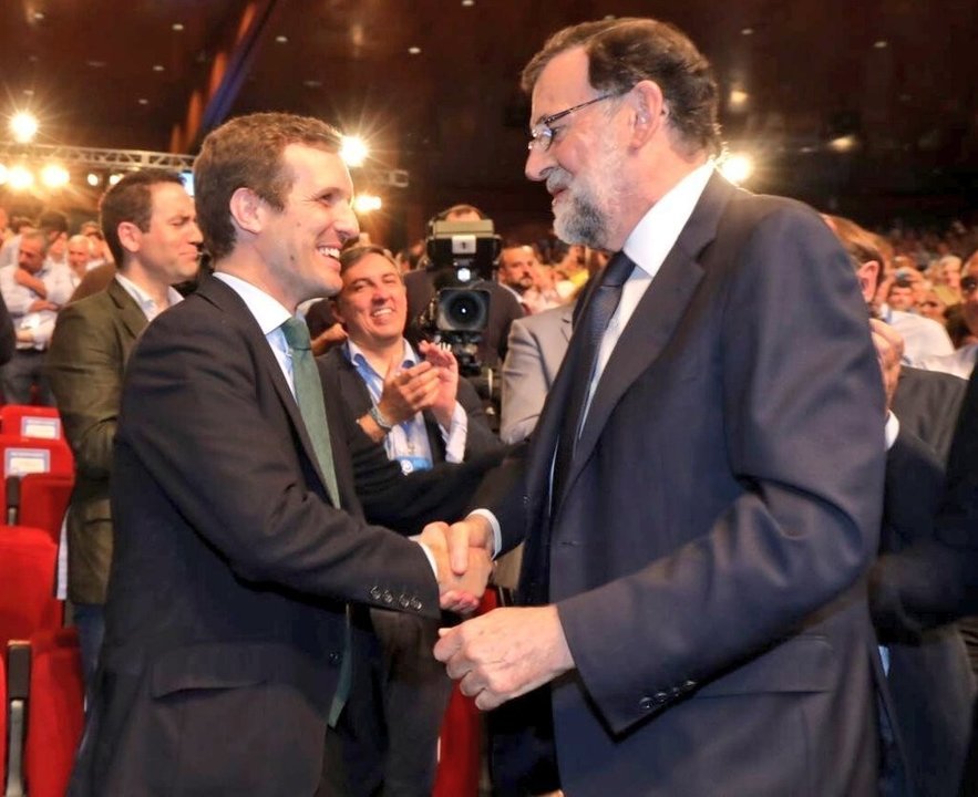 Pablo Casado saluda a Mariano Rajoy.