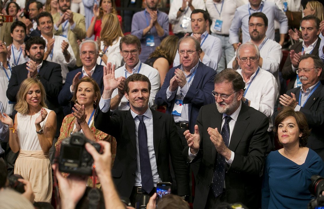 Casado saluda al plenario junto a Cospedal, Rajoy y Sáenz de Santamaría