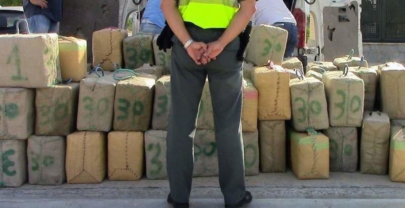 Agentes de la Guardia Civil ante un cargamento de droga incautado.