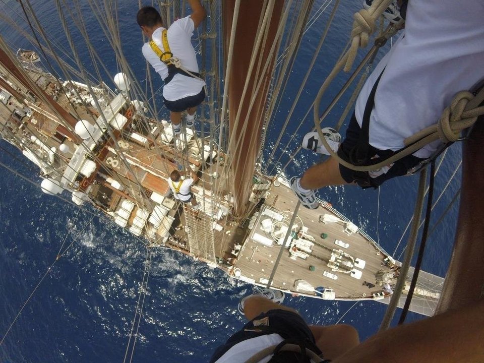 Cadetes de la Armada realizando ejercicios a bordo del Buque Escuela Juan Sebatián Elcano