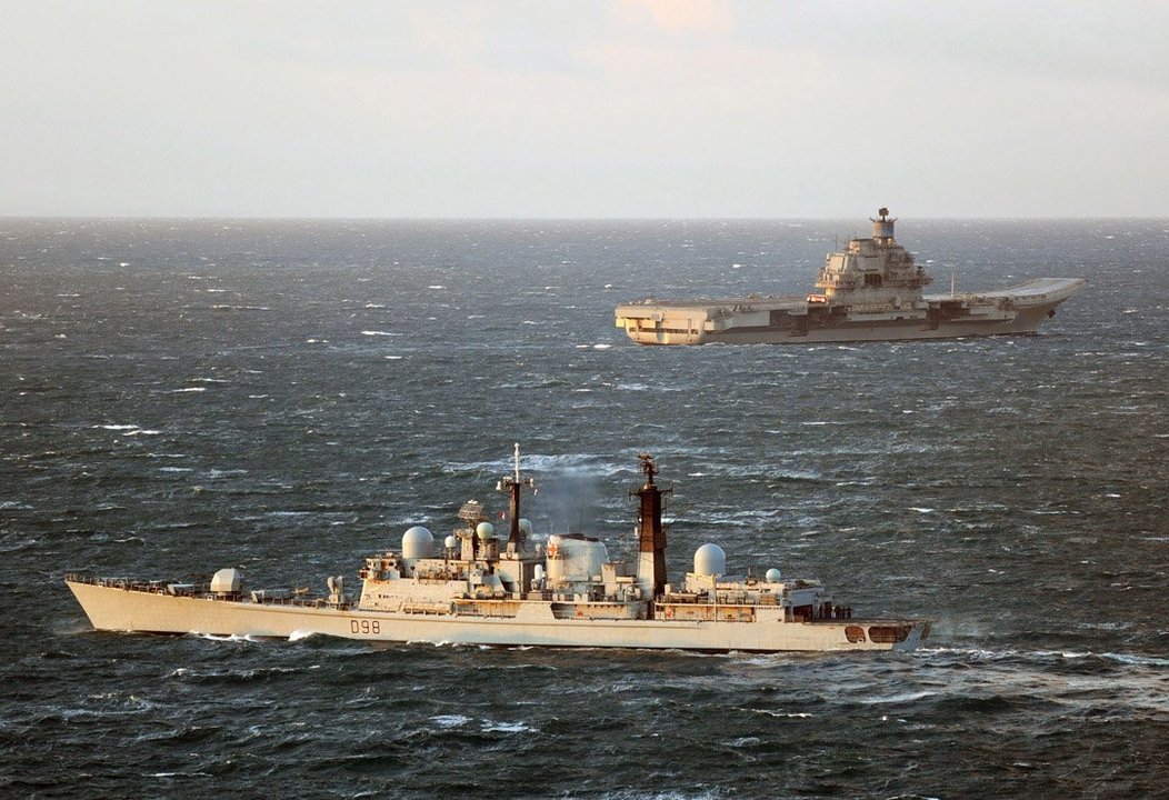 La fragata de la Royal Navy HMS Liverpool siguiendo de cerca al portaaviones ruso Admiral Kuznetsov
