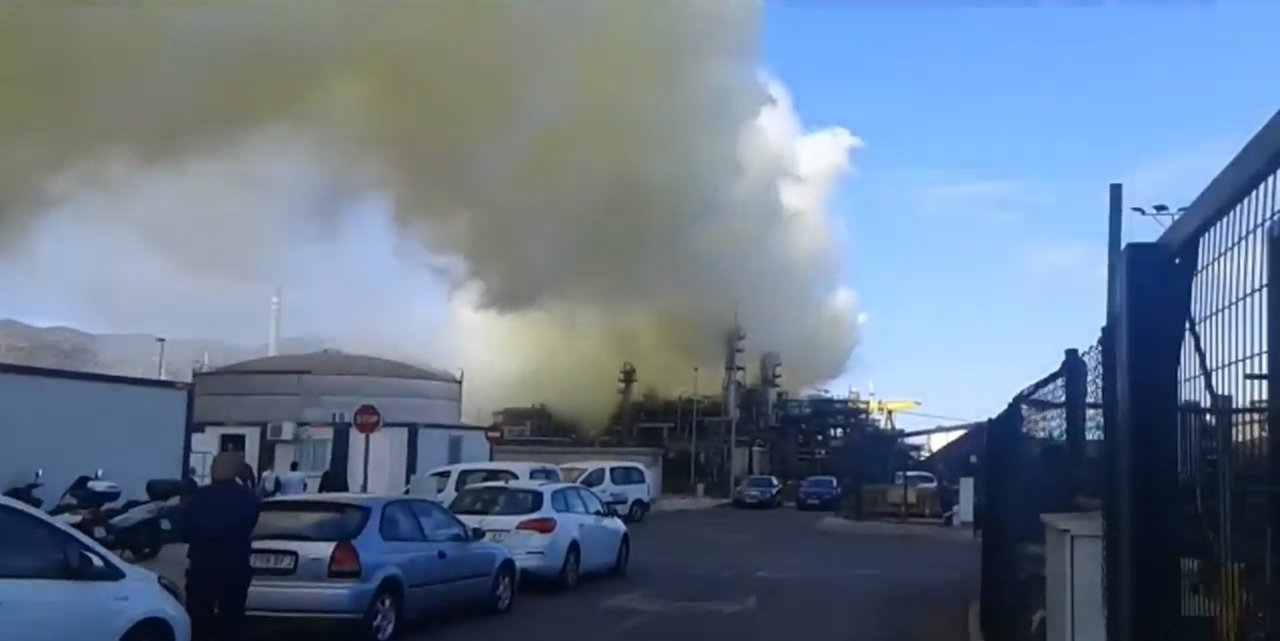 Vea imágenes del escape de vapor de agua en la refinería de Repsol en Cartagena