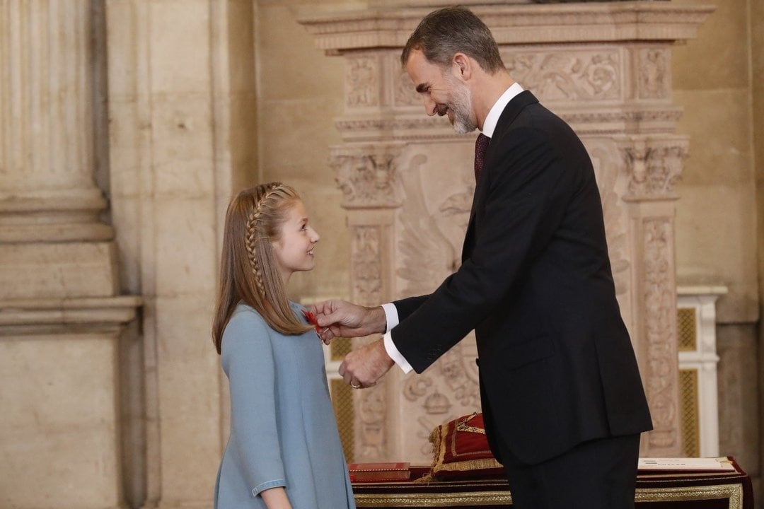 Felipe VI impone el Toisón de Oro a la princesa Leonor.