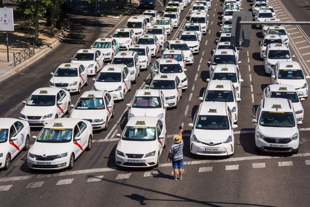 Taxistas en huelga en el Paseo de la Castellana (Madrid).