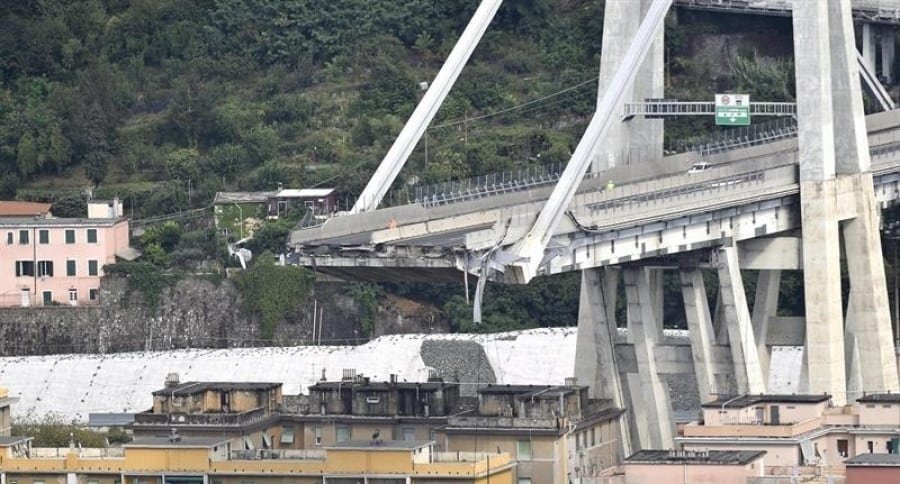 El puente derrumbado en Génova.