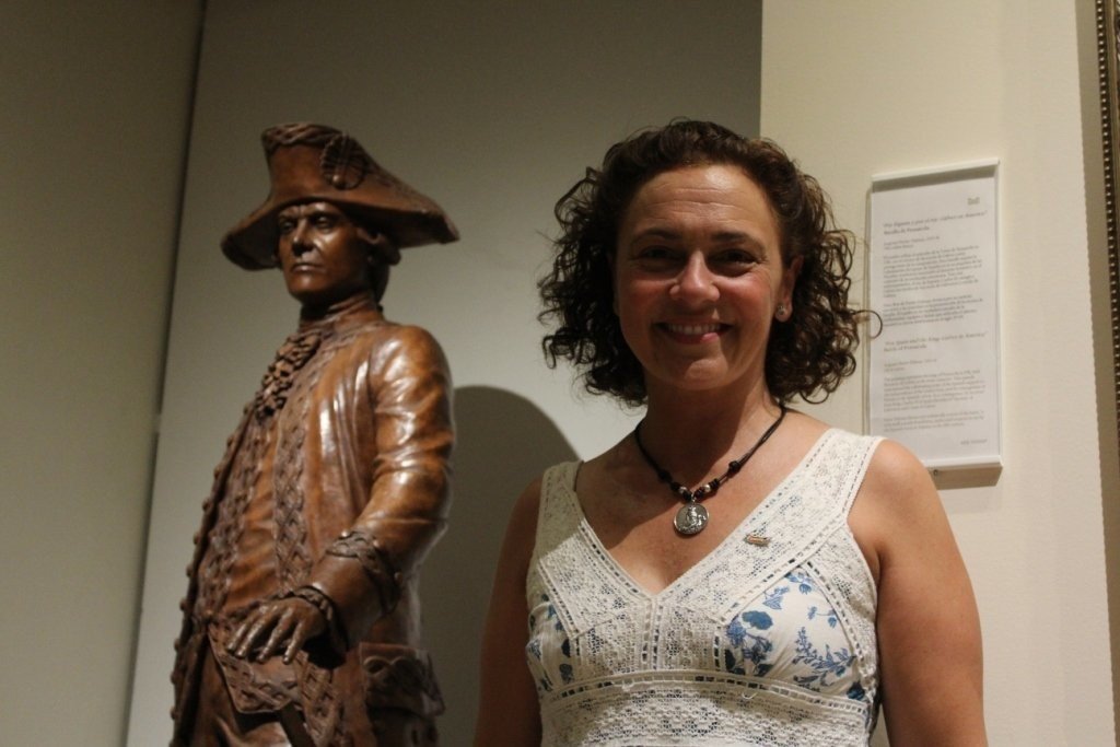 Teresa Valcarce, junto a la estatua de Bernardo de Gálvez.