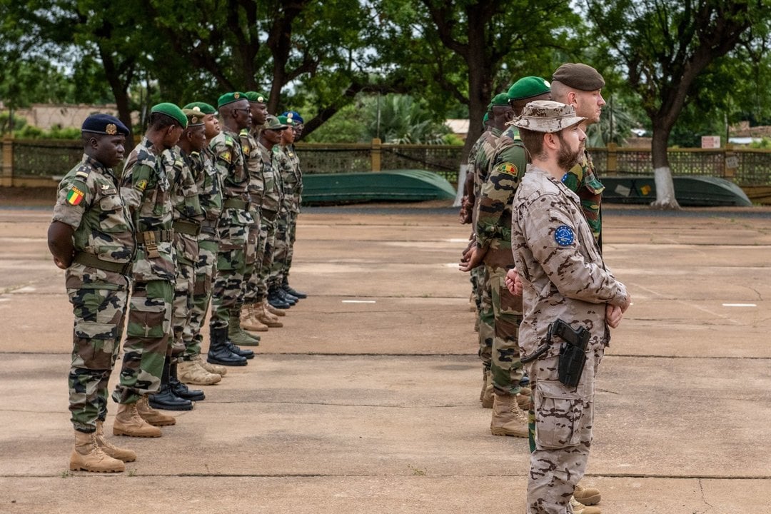 Militares de Malí junto a oficial de la EUTM