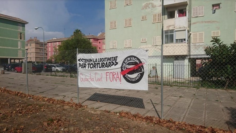 Pancarta contra la Guardia Civil en Palma de Mallorca.