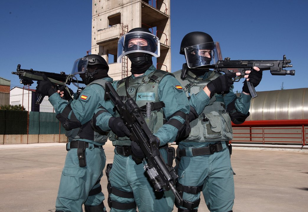 Guardias Civiles provistos de dos MP5 y un G36.