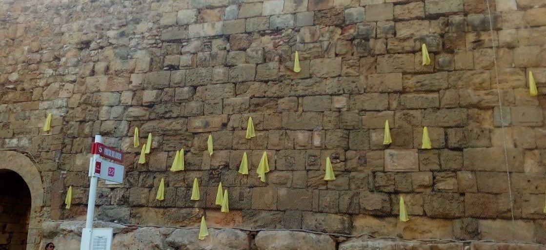 Lazos amarillos colgados de la muralla de Tarragona.