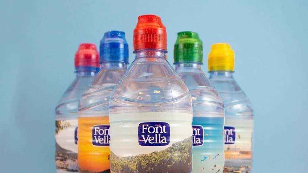 Botellas de Font Vella con tapones de colores.