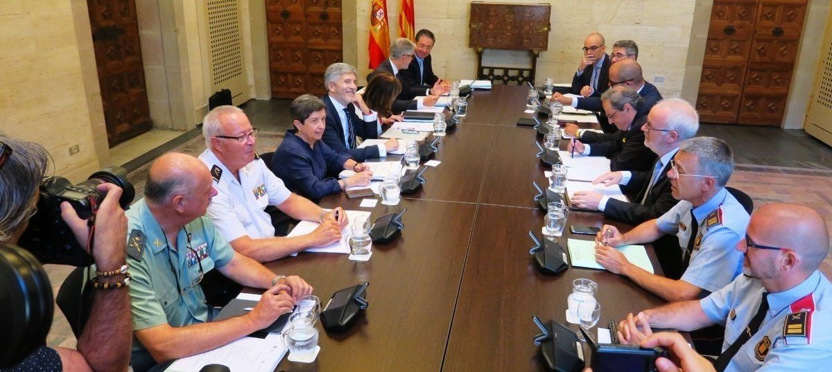 Reunión de la Junta de Seguridad de Cataluña, con Sebastián Trapote con uniforme blanco.