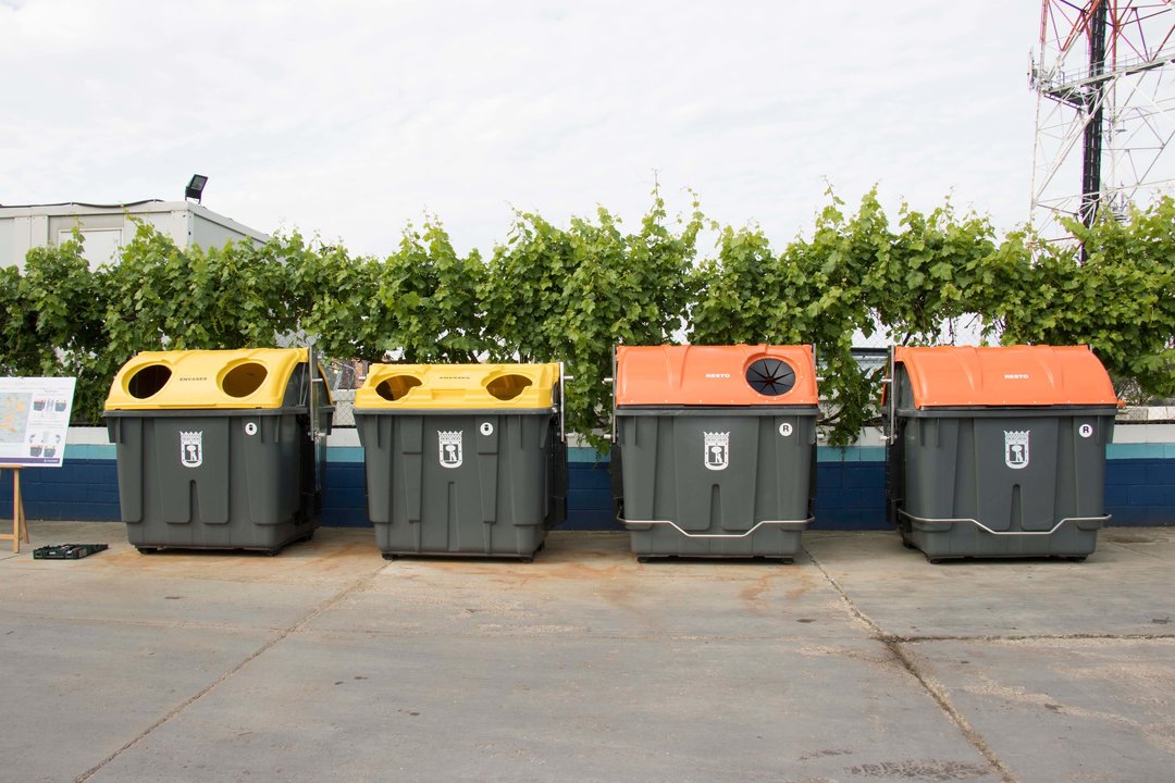 Diferentes contenedores de reciclaje en Madrid.