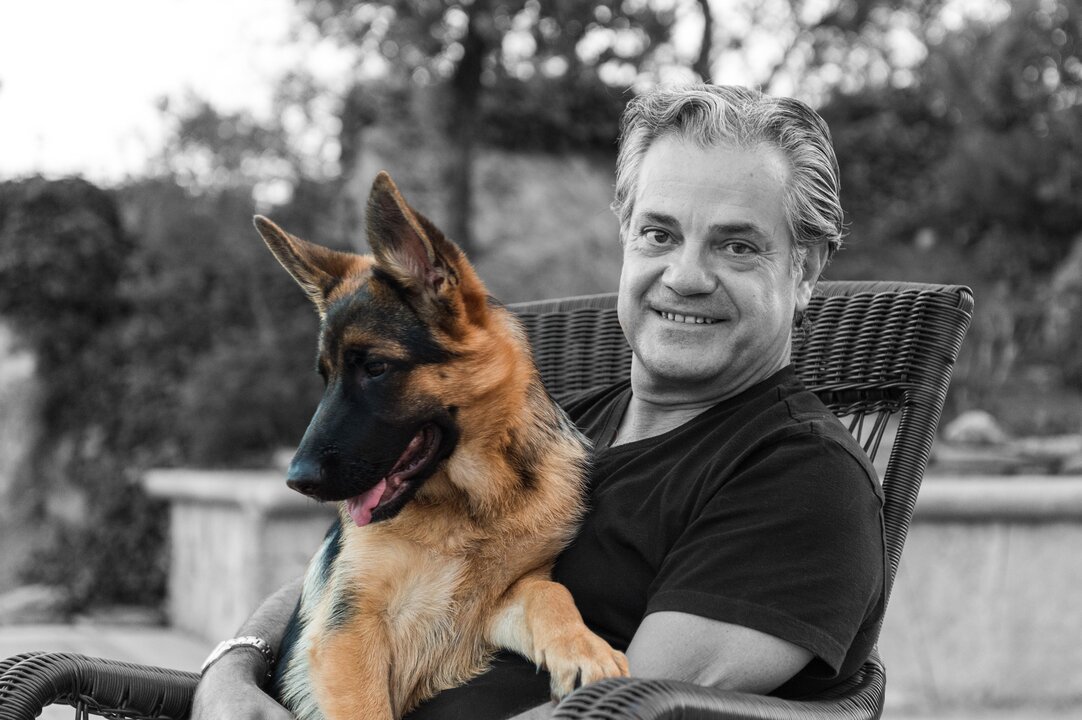 Marcos De Quinto es un hombre global con capital en Torrelodones. En la imagen, junto a uno de sus cachorros en la terraza de su casa. &Aacute;lvaro Garc&iacute;a Fuentes (@alvarogafu)