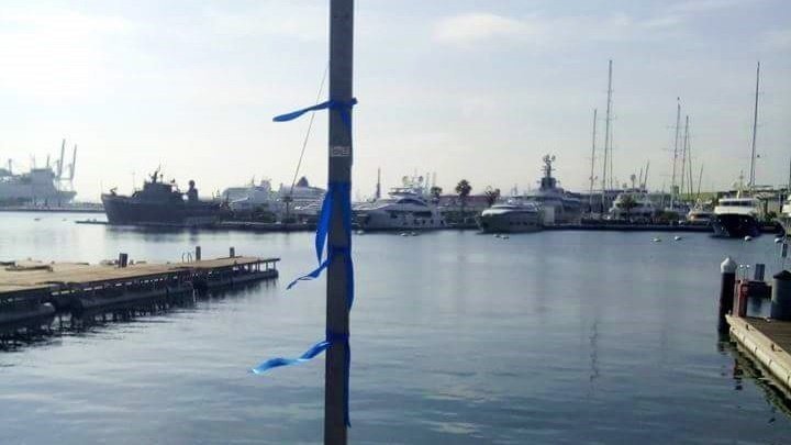 Lazos azules en el puerto de Valencia.