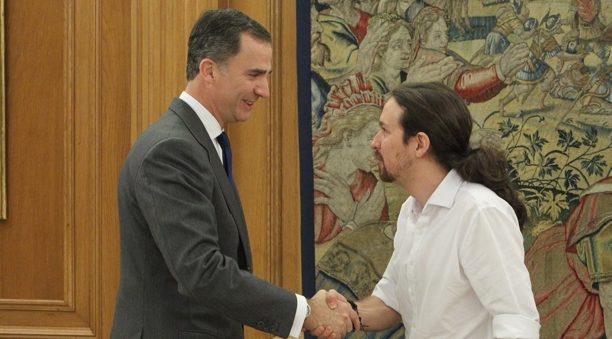 El rey Felipe saluda a Pablo Iglesias en el Palacio de la Zarzuela.