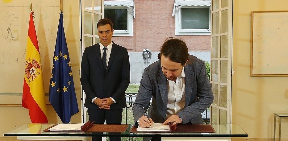 Pedro Sánchez y Pablo Iglesias firman el acuerdo de presupuestos, la pasada legislatura.