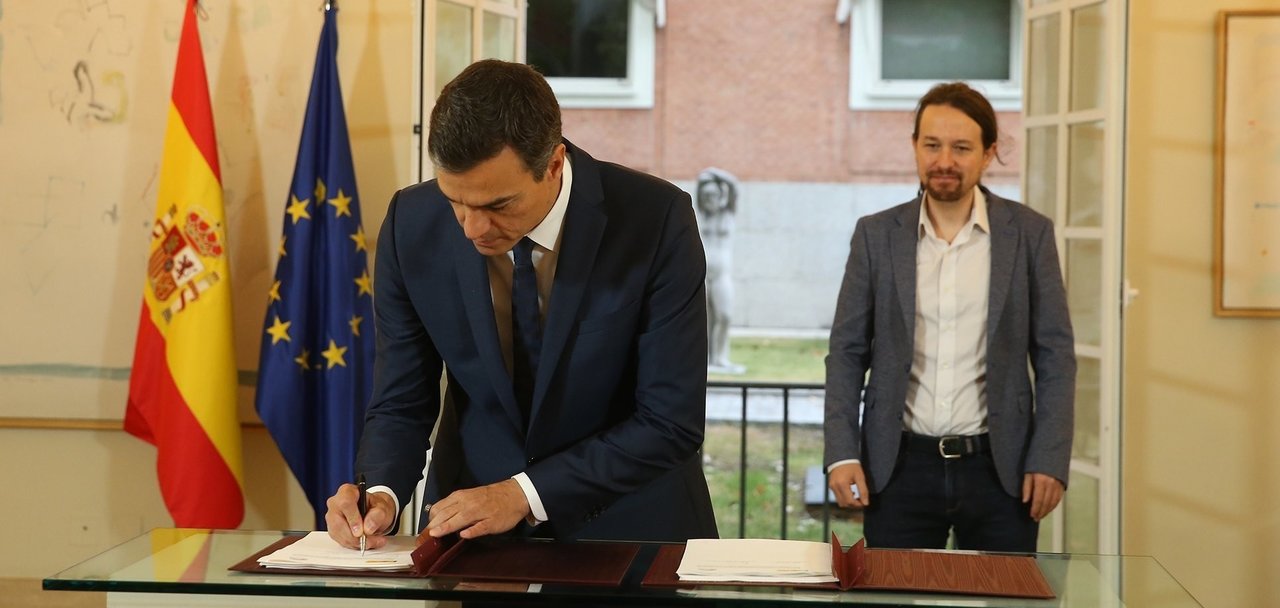 Pedro Sánchez firma el pacto de Presupuestos con Pablo Iglesias.