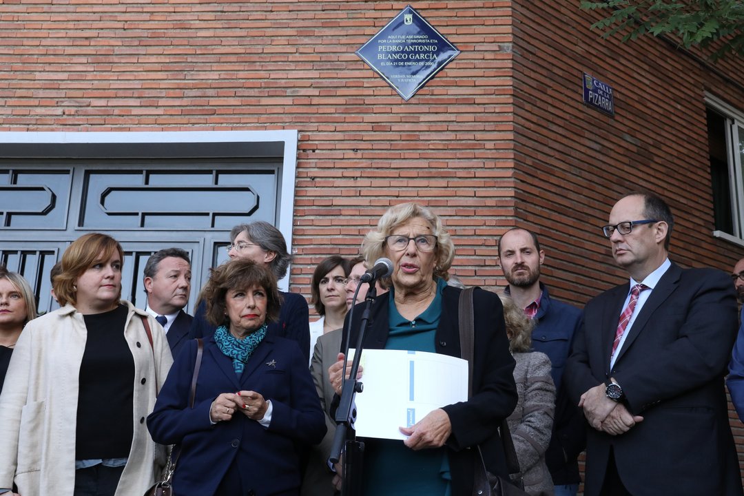 Manuela Carmena inaugura la placa en recuerdo a Pedro Antonio Blanco.