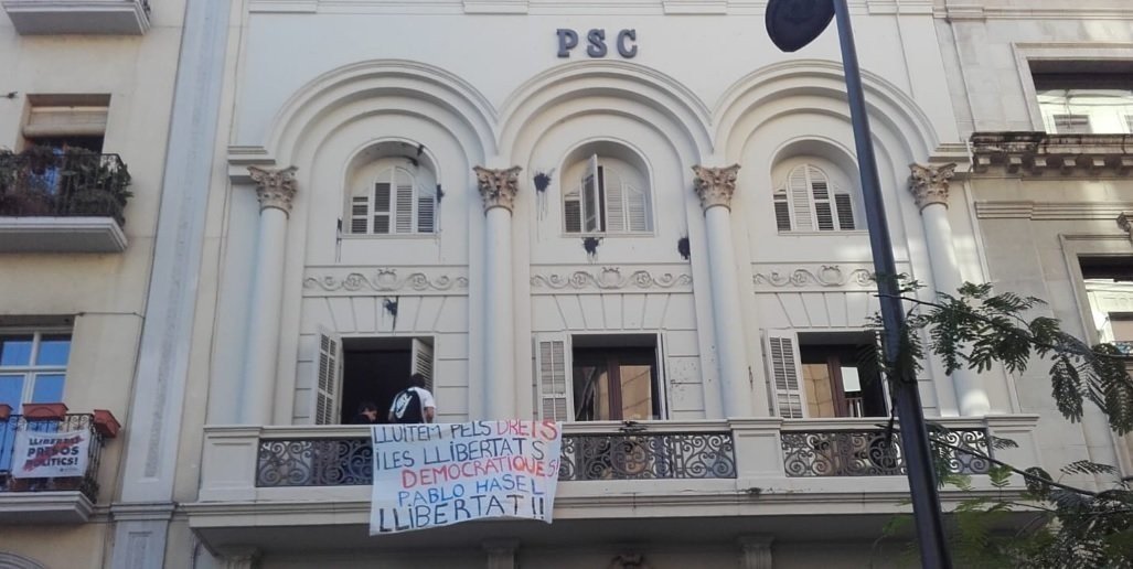Okupantes de la sede del PSC en Lérida.