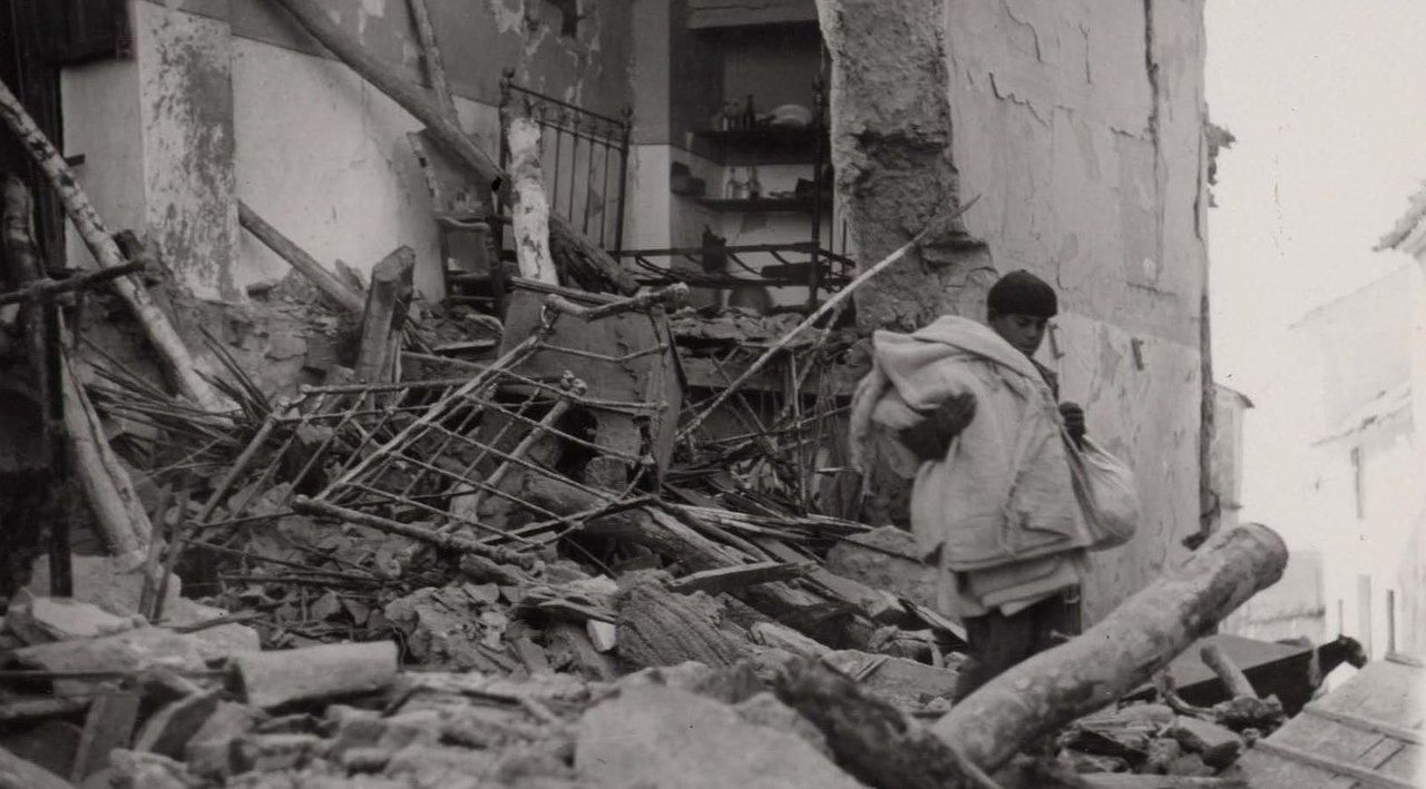 Efectos del bombardeo sobre Cabra (Foto: Cris Velasco, Biblioteca Nacional).