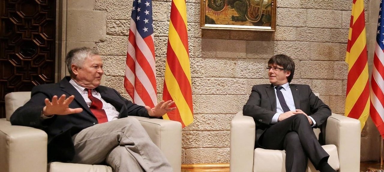 Dana Rohrabacher con Carles Puigdemont en el Palau de la Generalitat.