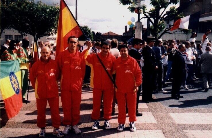 Manuel Murillo, a la izquierda del todo, con la selección española en el campeonato del mundo de 1999.