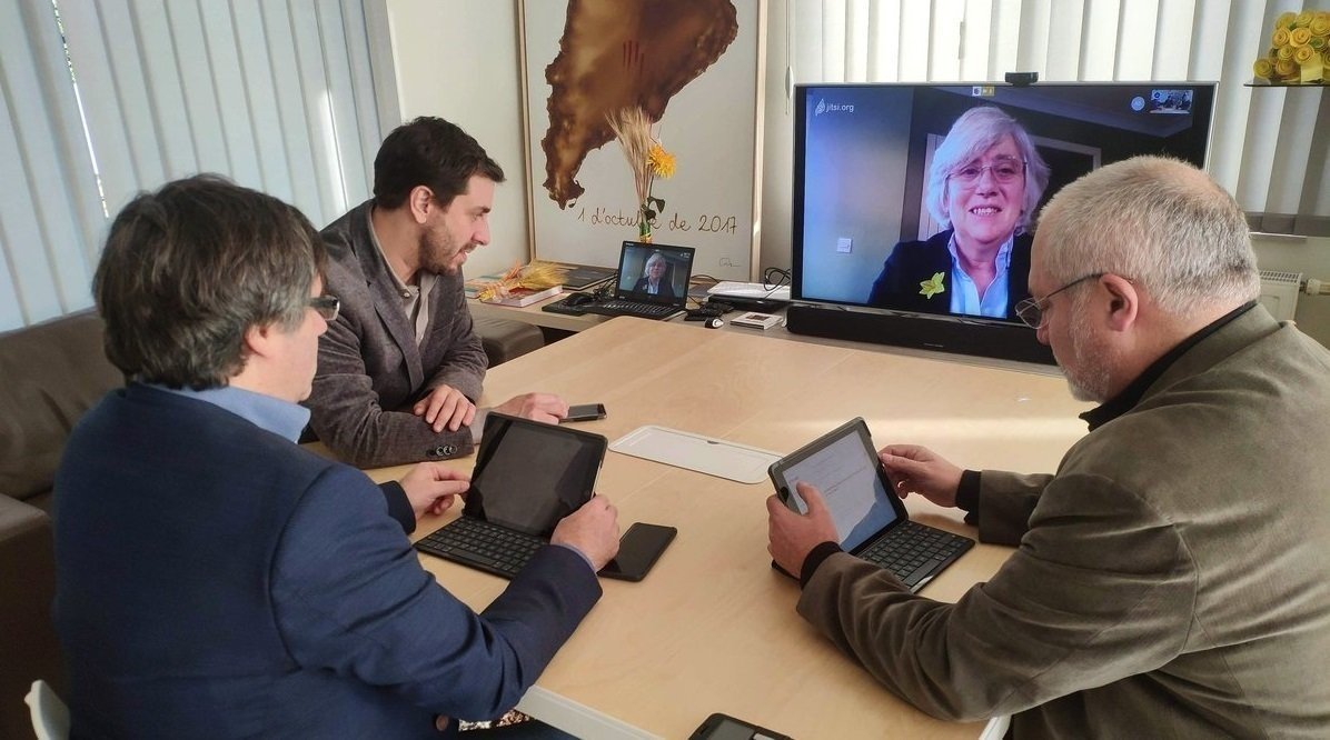 Carles Puigdemont, Toni Comín y Lluís Puig, con Clara Ponsatí por vídeoconferencia.