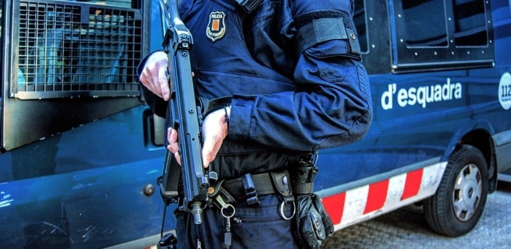 Mosso d' Esquadra con un arma larga.